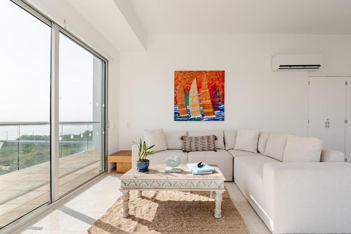 3 Bedroom Oceanfront Apartment, Fully Renovated *