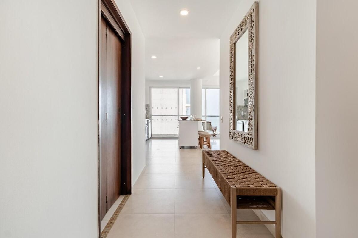 3 Bedroom Oceanfront Apartment, Fully Renovated * Cartagena
