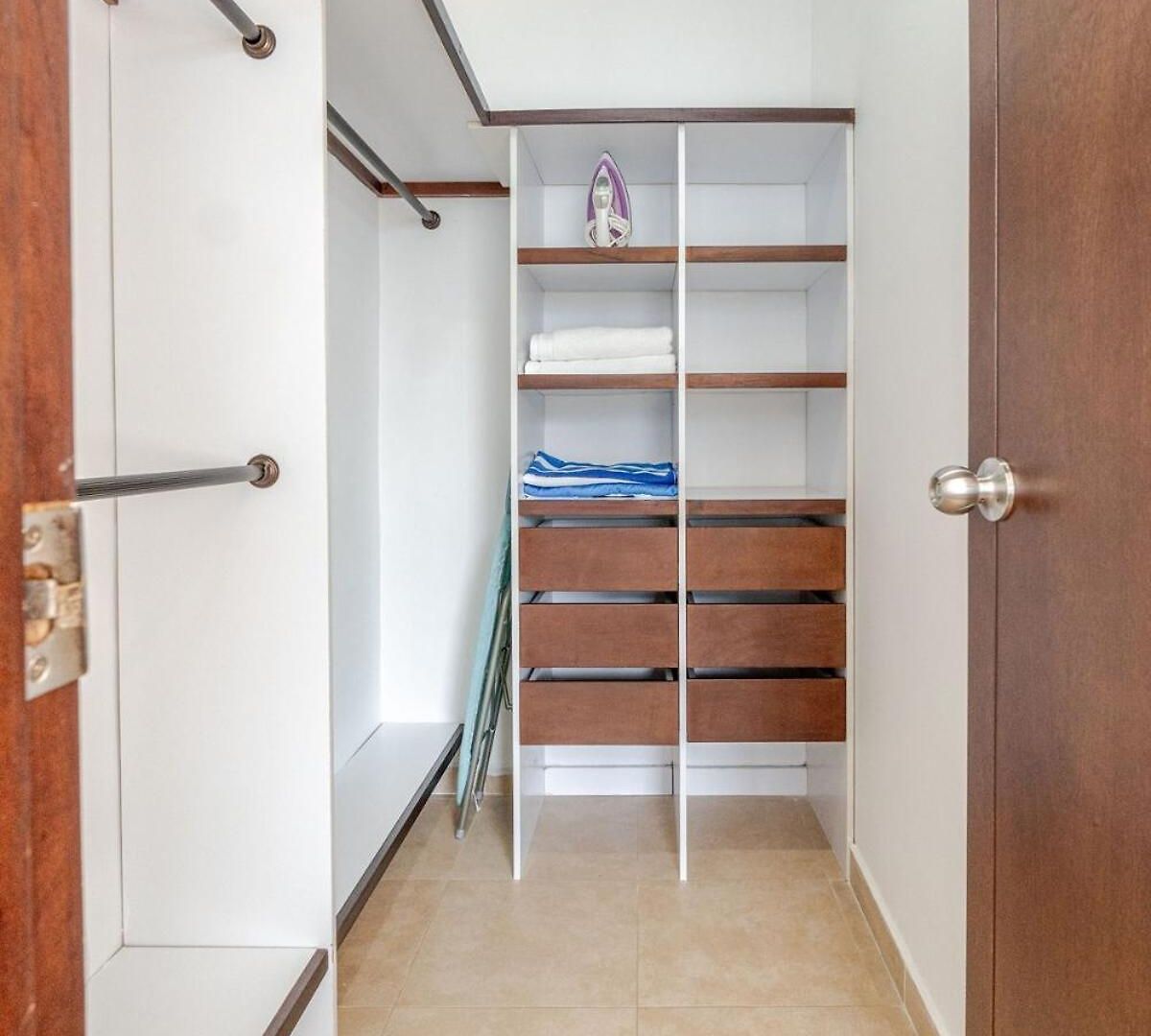 3 Bedroom Oceanfront Apartment, Fully Renovated Cartagena