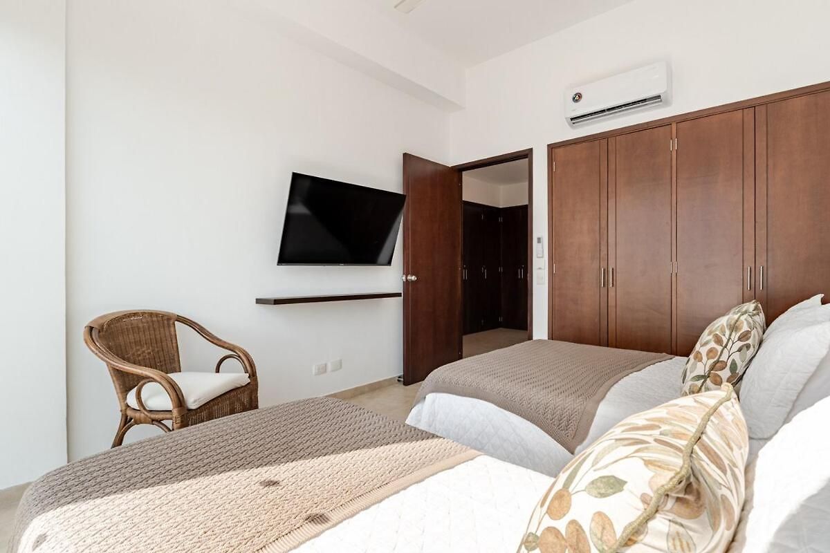 3 Bedroom Oceanfront Apartment, Fully Renovated *