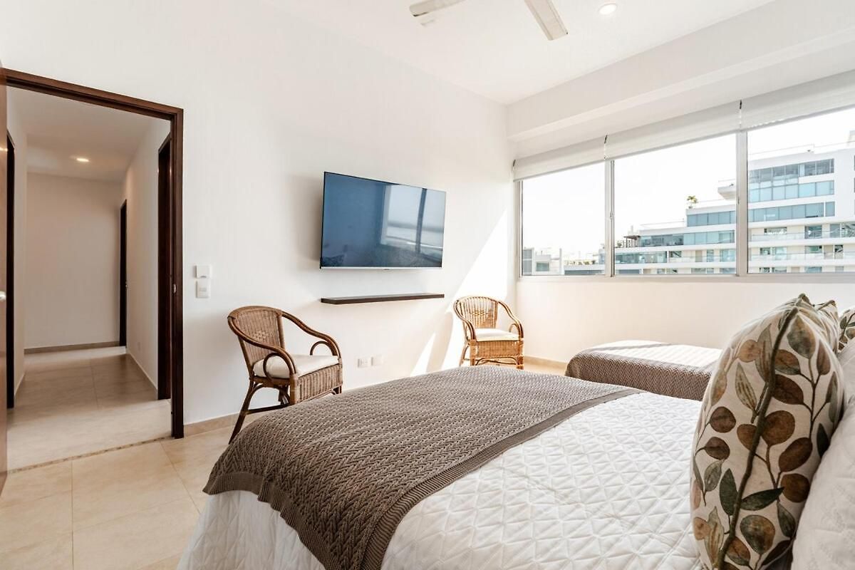 3 Bedroom Oceanfront Apartment, Fully Renovated *