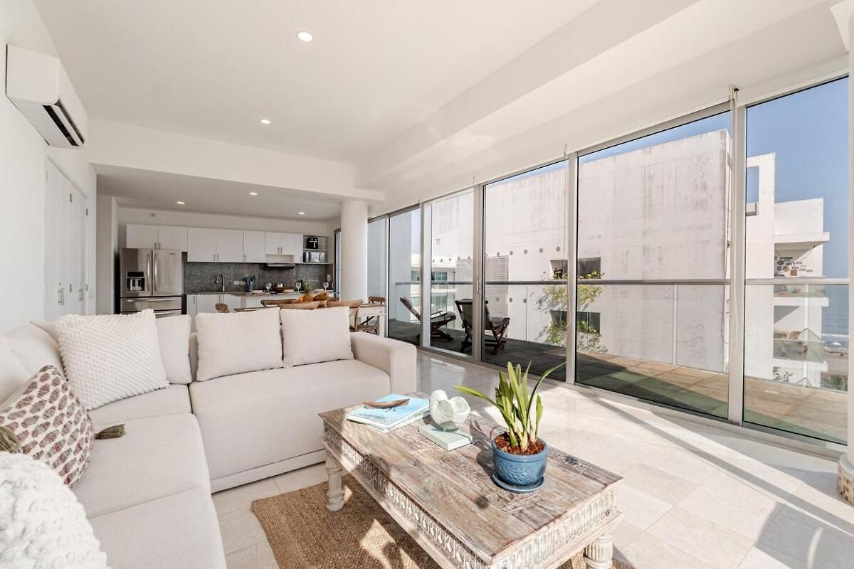 3 Bedroom Oceanfront Apartment, Fully Renovated *
