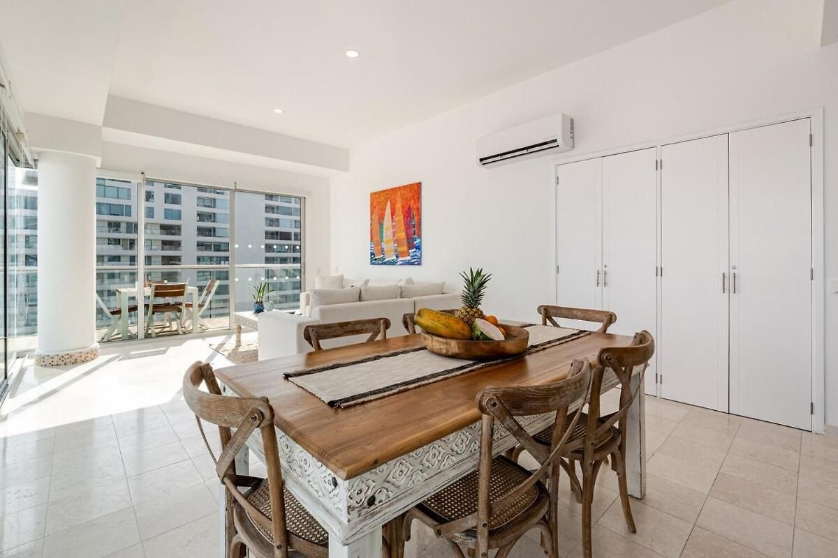 3 Bedroom Oceanfront Apartment, Fully Renovated Cartagena