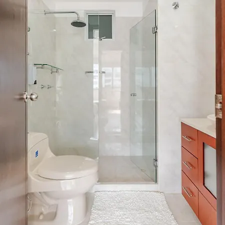 3 Bedroom Oceanfront Apartment, Fully Renovated Apartamento *