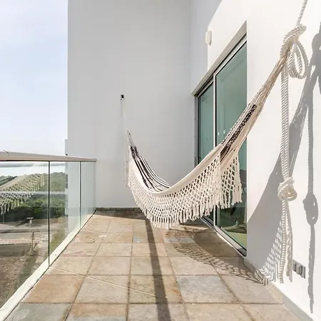 3 Bedroom Oceanfront Apartment, Fully Renovated Apartamento *