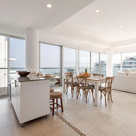 3 Bedroom Oceanfront Apartment, Fully Renovated Apartamento *